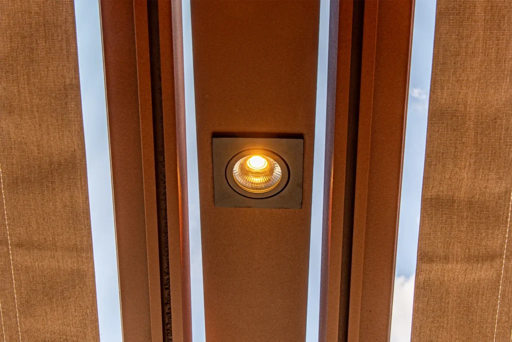 lamp verwerkt in cubola met sfeerlicht