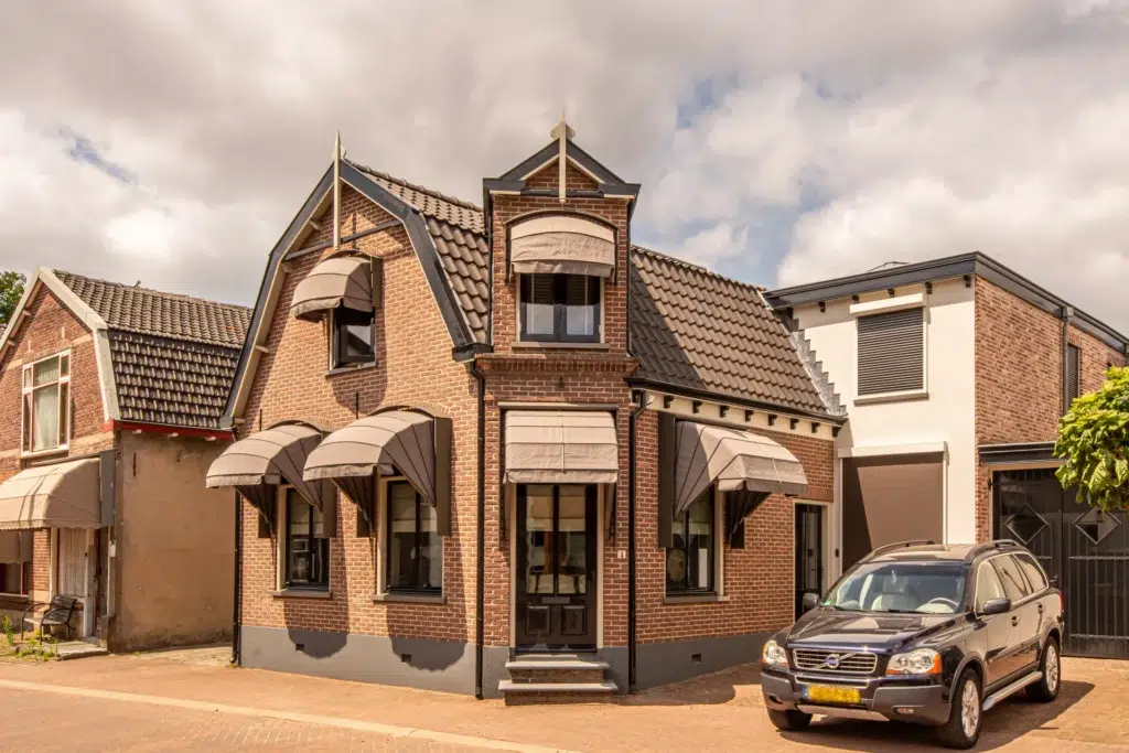 Markiezen Nederland zonwering bij voorgevel woning in Nederland